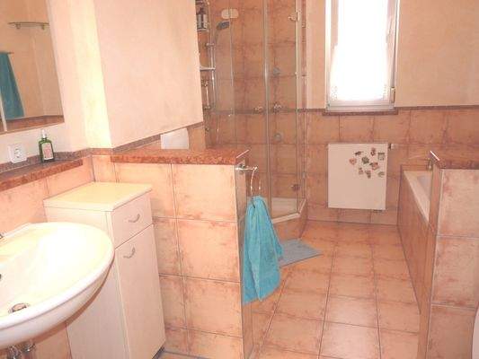 Bad im zeitlosen Terrakotta-Ton