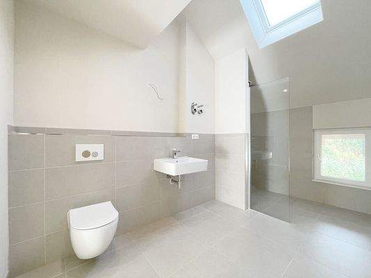 Großes helles Badezimmer