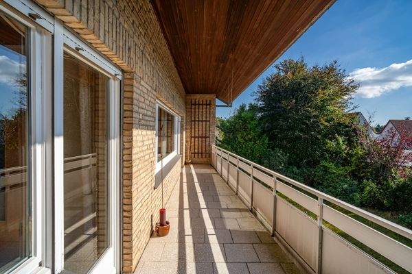 Die Fläche ist von Diele und Wohnzimmer begehbar.