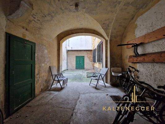 kleiner Innenhof mit Abgang zum Keller