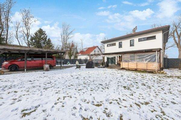 Gartenansicht mit Doppelcarport