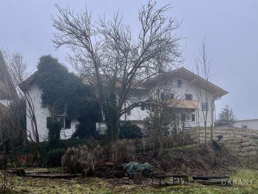 Werkstatt und Garagen links