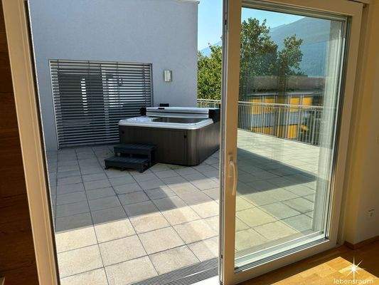 Terrasse mit Whirlpool.