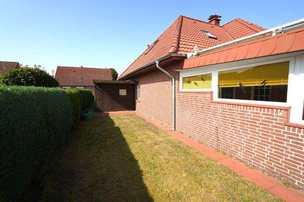 Garten mit Holzschuppen