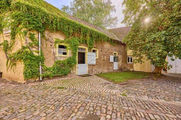 04 Boxen im Innenhof.jpg