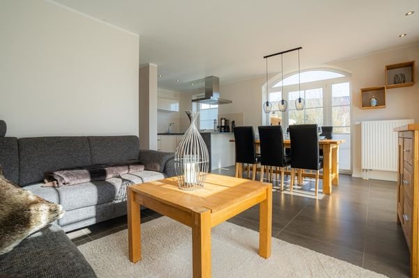 Wohnzimmer und Essbereich (hinten)