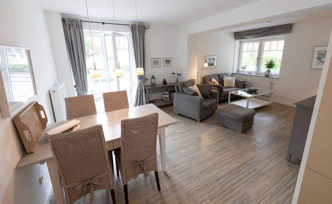 Wohn- und Essbereich mit Zugang zum Balkon