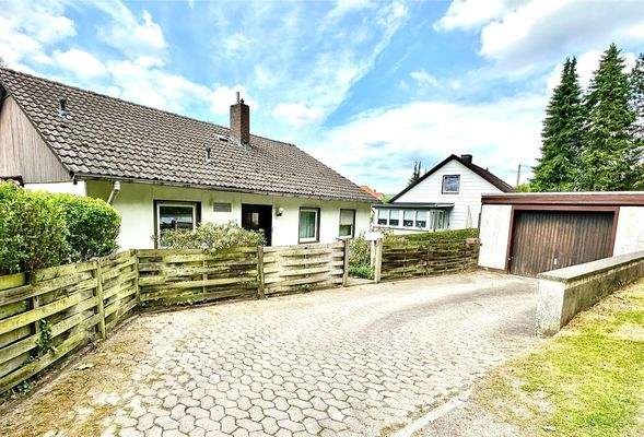 Fassade Vorne mit Garage und Stellplatz