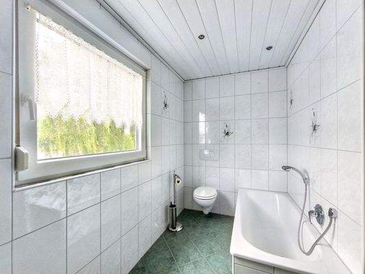 Duschbad mit Wanne Ansicht 1 im DG