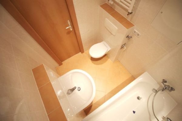 Bad mit Wanne und Handtuchwärmekörper
