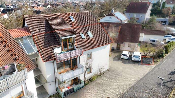 Außenansicht mit Stellplatz