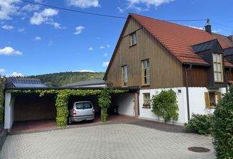 Ansicht mit Carport und vier Pkw-Außenstellplätzen