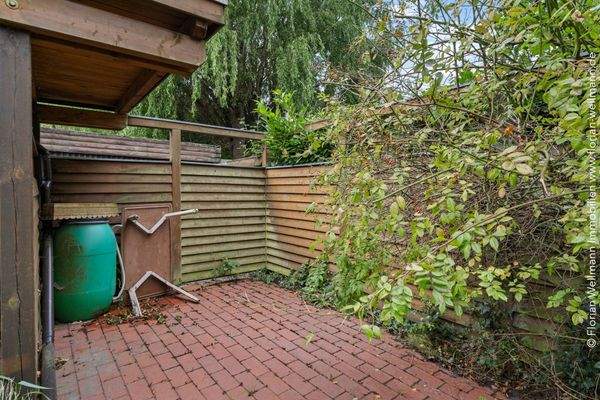 Große sonnige teilw. überdachte Terrasse im vorderen Bereich (angrenzend zum Carport) 