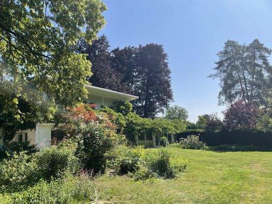 Blick zum Haus und Wintergarten