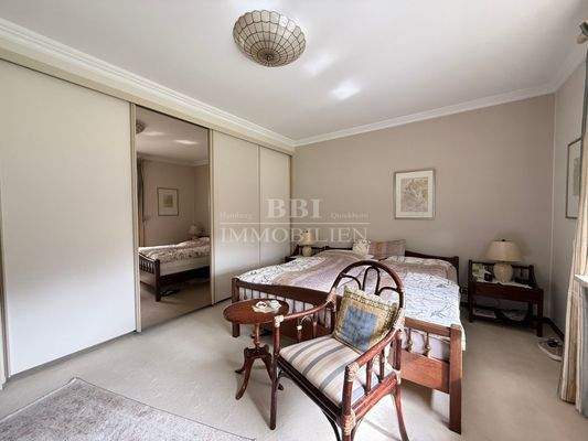 ...mit praktischem Einbauschrank