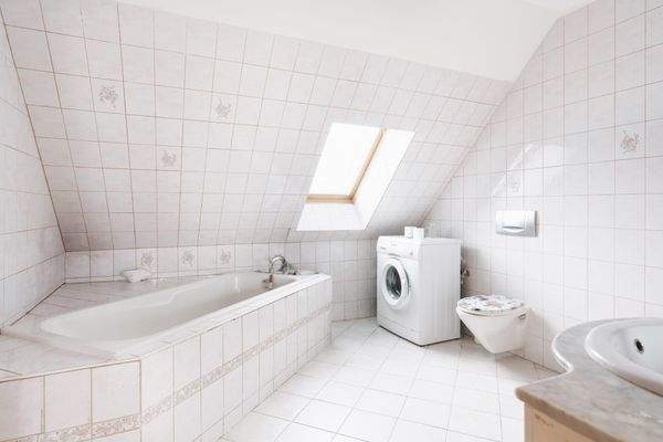 Bad mit Wanne im Obergeschoss