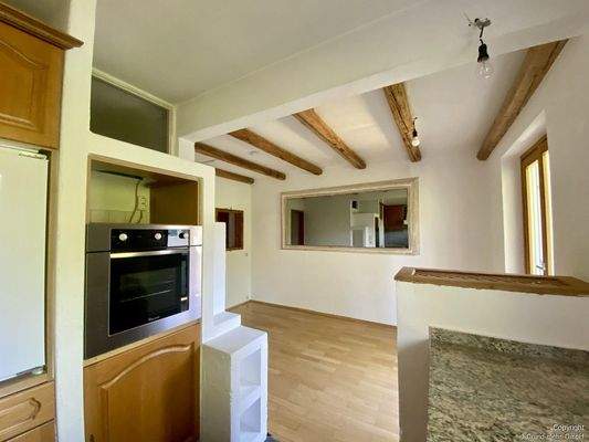 Küche mit hochwertiger Granitarbeitsplatte und offenen Esszimmer