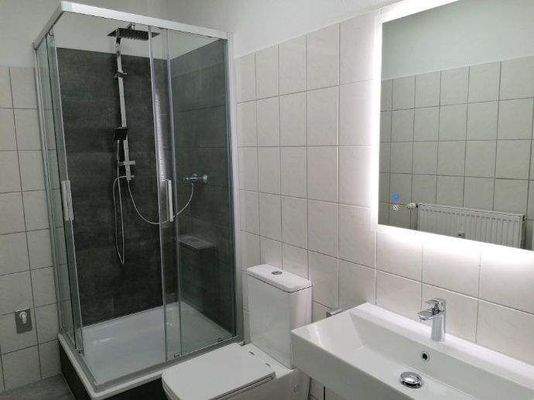 gefliestes Bad mit neuen Sanitäranlagen