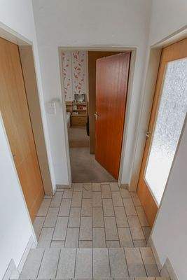 Wohneinheit 2, 4 ZKB OG - Flur zum Schlafzimmer und Bad vom Wohnzimmer kommend