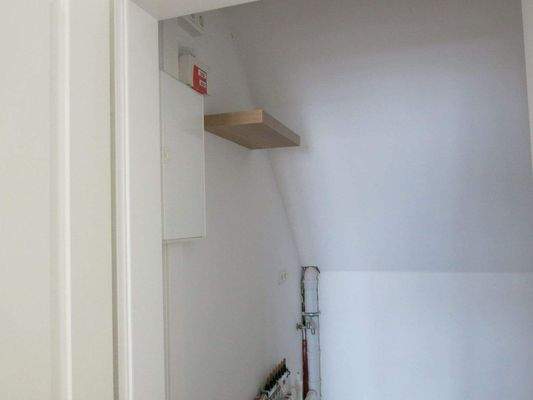 Abstellraum m. Vorrichtung für Fritz-Box