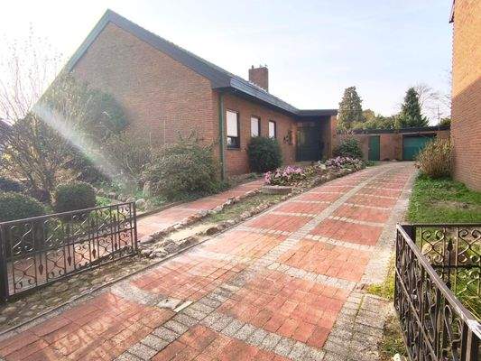 Einfamilienhaus Ritterstr. 1, Auffahrt mit Garage