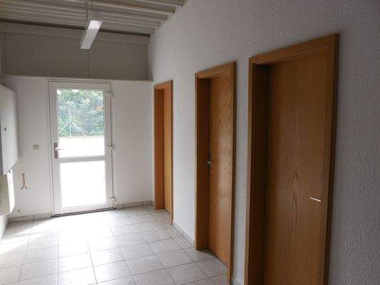 zentraler Flur mit Zugang zum Bürobereich inkl. Sozialräumen und Produktion/Lager