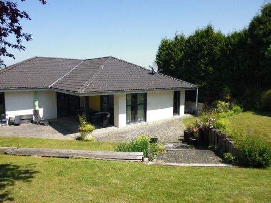 Gartenseite mit überdachter Terasse