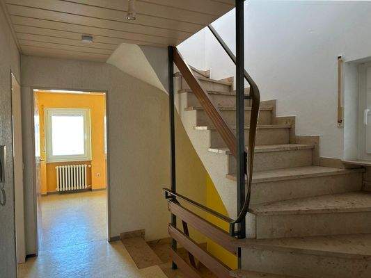 15 Treppenaufgang zum Dachboden.jpg