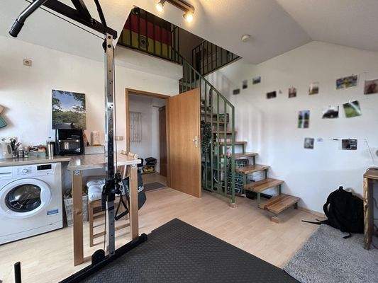 Küchenbereich + Treppenaufgang