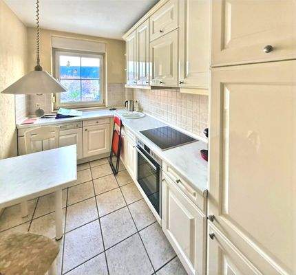 Küche mit Einbauküche