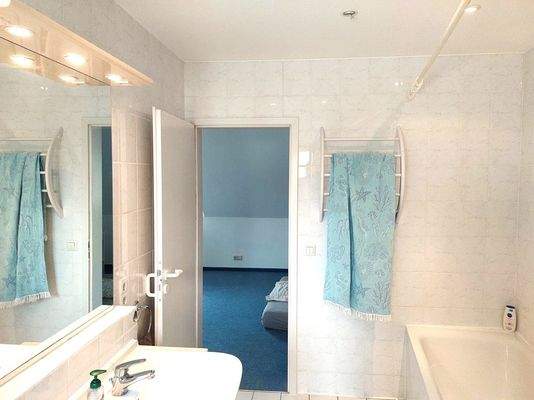 Badezimmer mit Badewanne