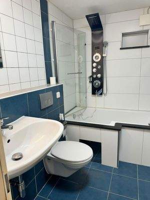 Bad mit Dusche und WC