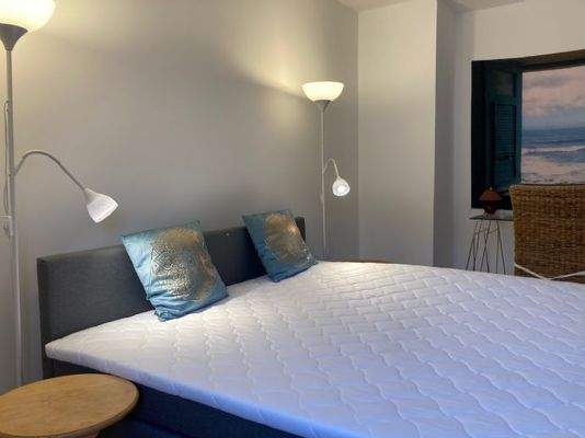 Schlafzimmer gr mit Boxspringbett und Schreibtisch