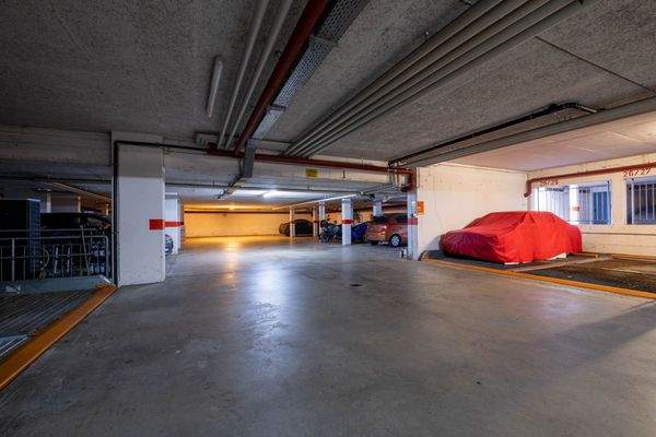 geräumige Tiefgarage