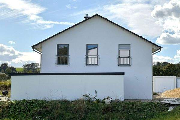 Außenansicht mit Doppelgarage