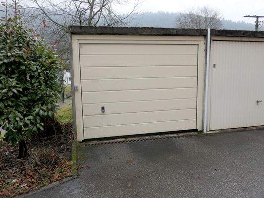 Blick auf die geschlossene Garage
