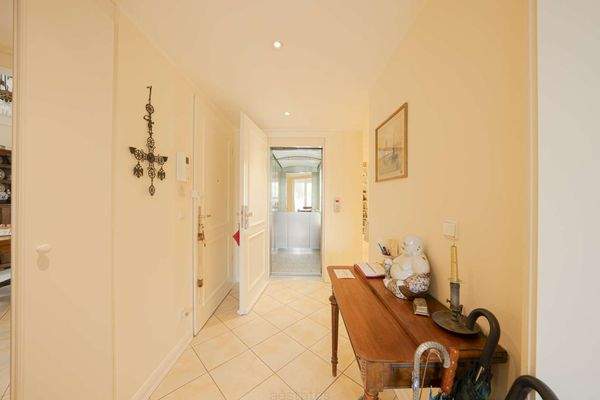 Flurbereich mit Blick zum Aufzug