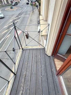 Kleiner Balkon mit Geländer