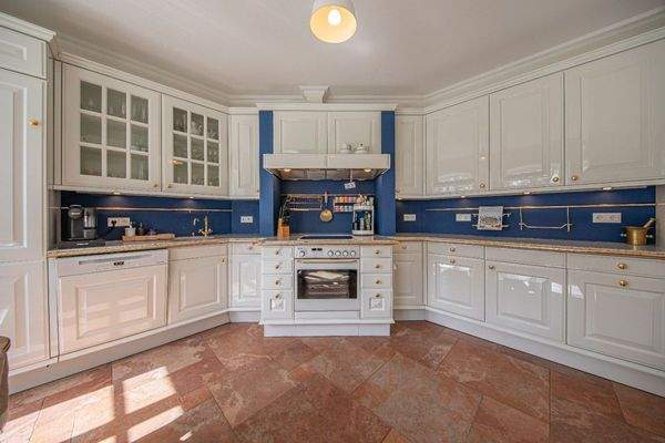 ...mit exklusiver Einbauküche