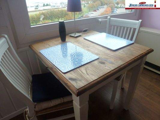 Essbereich mit Hafenblick