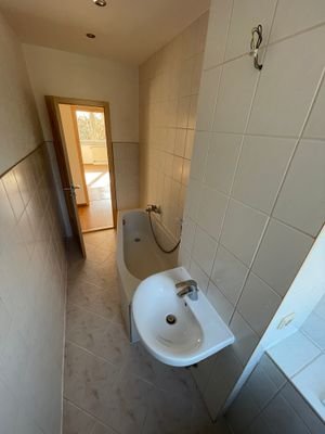 Bad mit Fenster und Badewanne