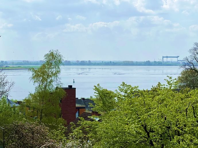 Repräsentatives Grundstück mit Bestand, Elbblick und eigener Zufahrt in Blankenese!