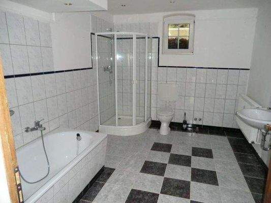 Badezimmer der unteren Wohnung.JPG