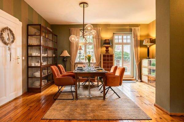 Essplatz mit Terrasse der Altbauvilla