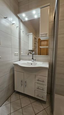 weiße Sanitärobjekte + Fliesen