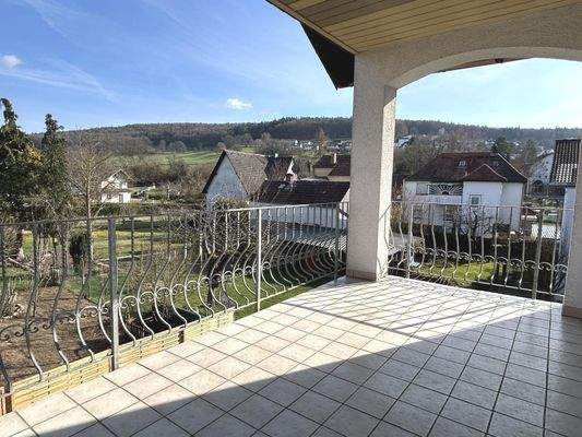 großer Balkon im OG