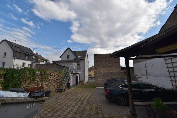 Geschützter Innenhof mit Doppelgarage und Grube