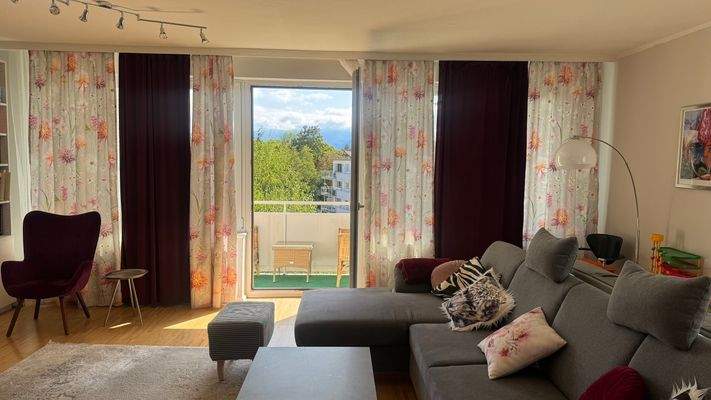 Wohnzimmer mit Blick auf die Stadt