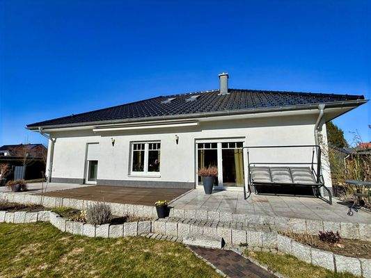 Blick auf die Süd-Terrasse mit Markise