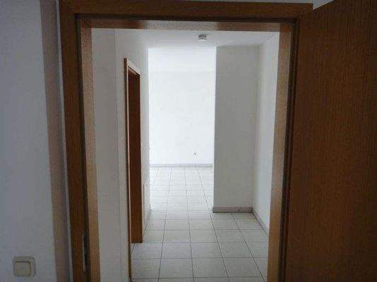 Bick von SZ, links Bad, über Flur ins Wohnzimmer